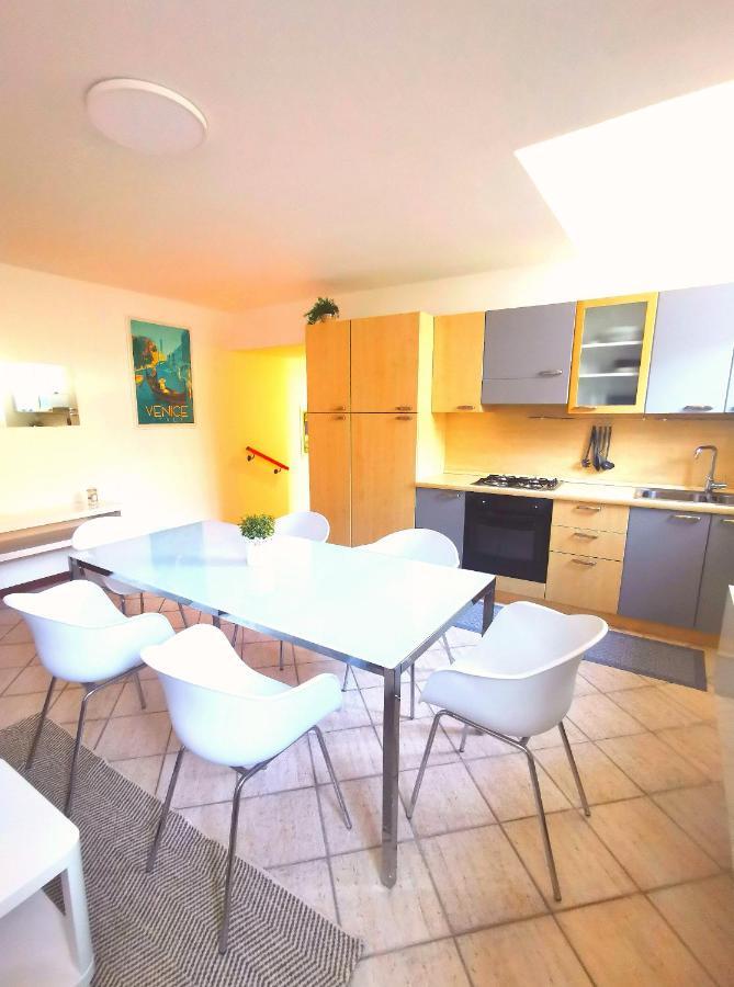 Old Town Apartment With Terrace - Live Love Lake Peschiera del Garda Eksteriør bilde