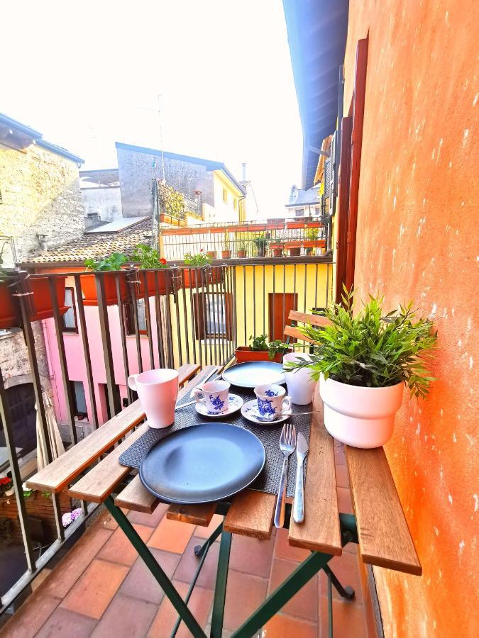 Old Town Apartment With Terrace - Live Love Lake Peschiera del Garda Eksteriør bilde