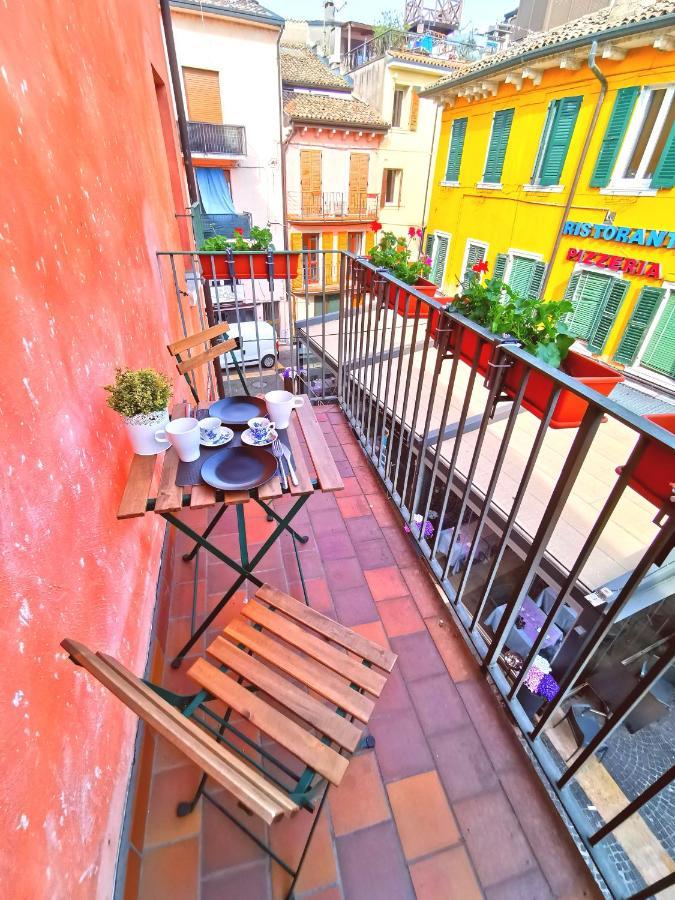 Old Town Apartment With Terrace - Live Love Lake Peschiera del Garda Eksteriør bilde
