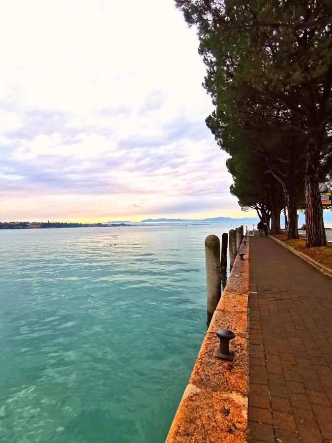 Old Town Apartment With Terrace - Live Love Lake Peschiera del Garda Eksteriør bilde