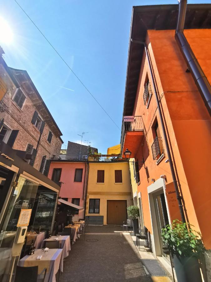 Old Town Apartment With Terrace - Live Love Lake Peschiera del Garda Eksteriør bilde