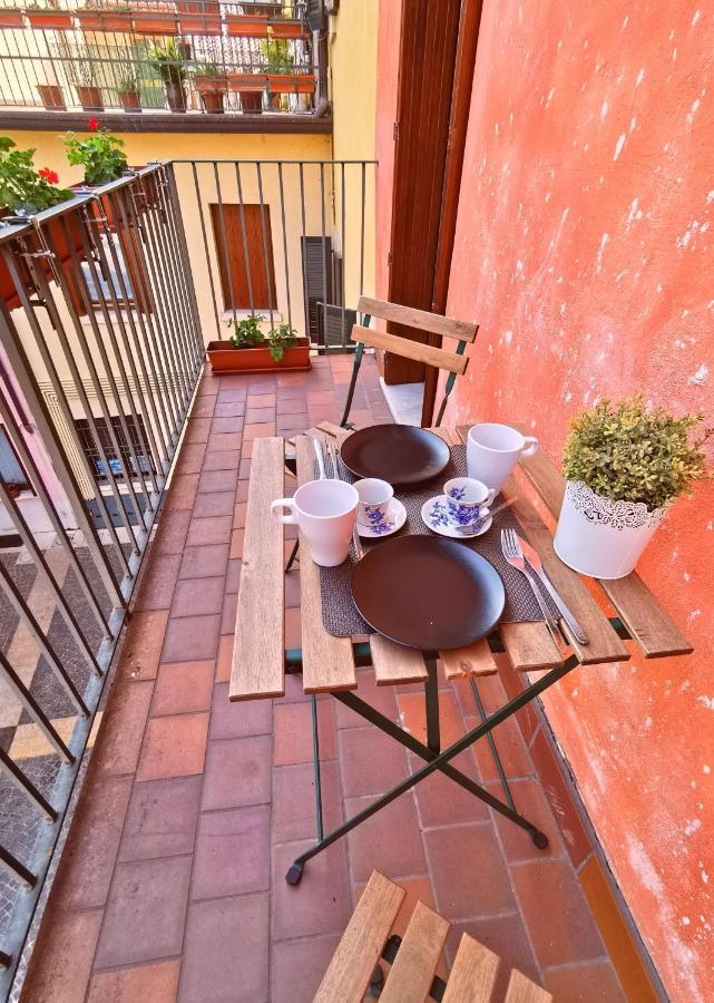 Old Town Apartment With Terrace - Live Love Lake Peschiera del Garda Eksteriør bilde