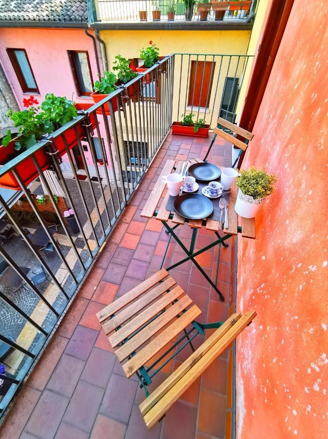 Old Town Apartment With Terrace - Live Love Lake Peschiera del Garda Eksteriør bilde