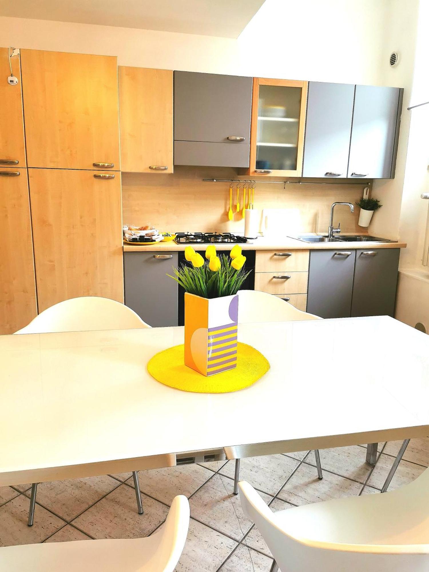Old Town Apartment With Terrace - Live Love Lake Peschiera del Garda Eksteriør bilde